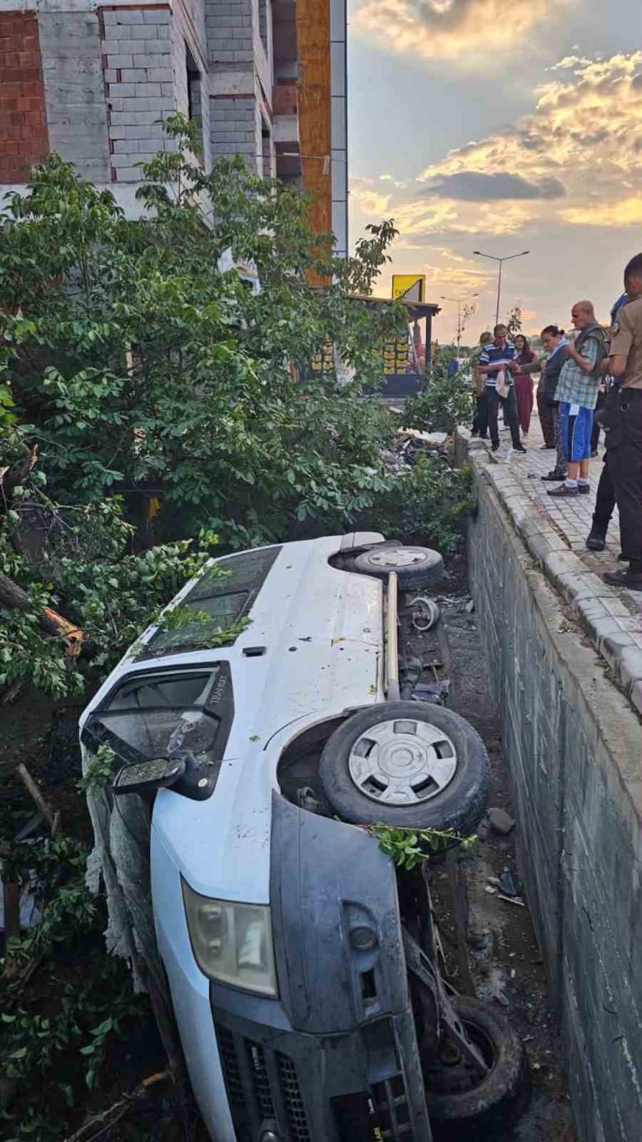 Elazığ’da minibüs bahçeye uçtu