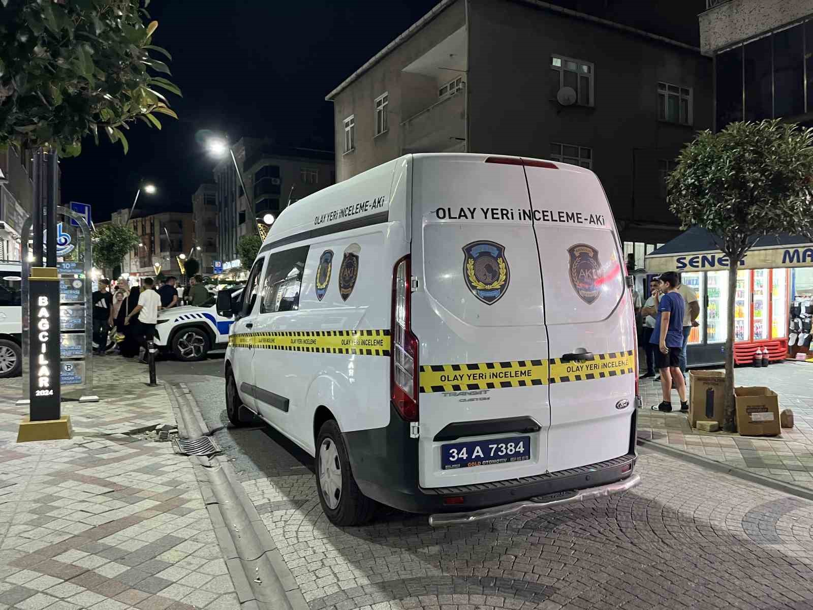 Bağcılar’da komşusunu bıçaklayıp, sokağa rastgele ateş açtı: 4 yaralı