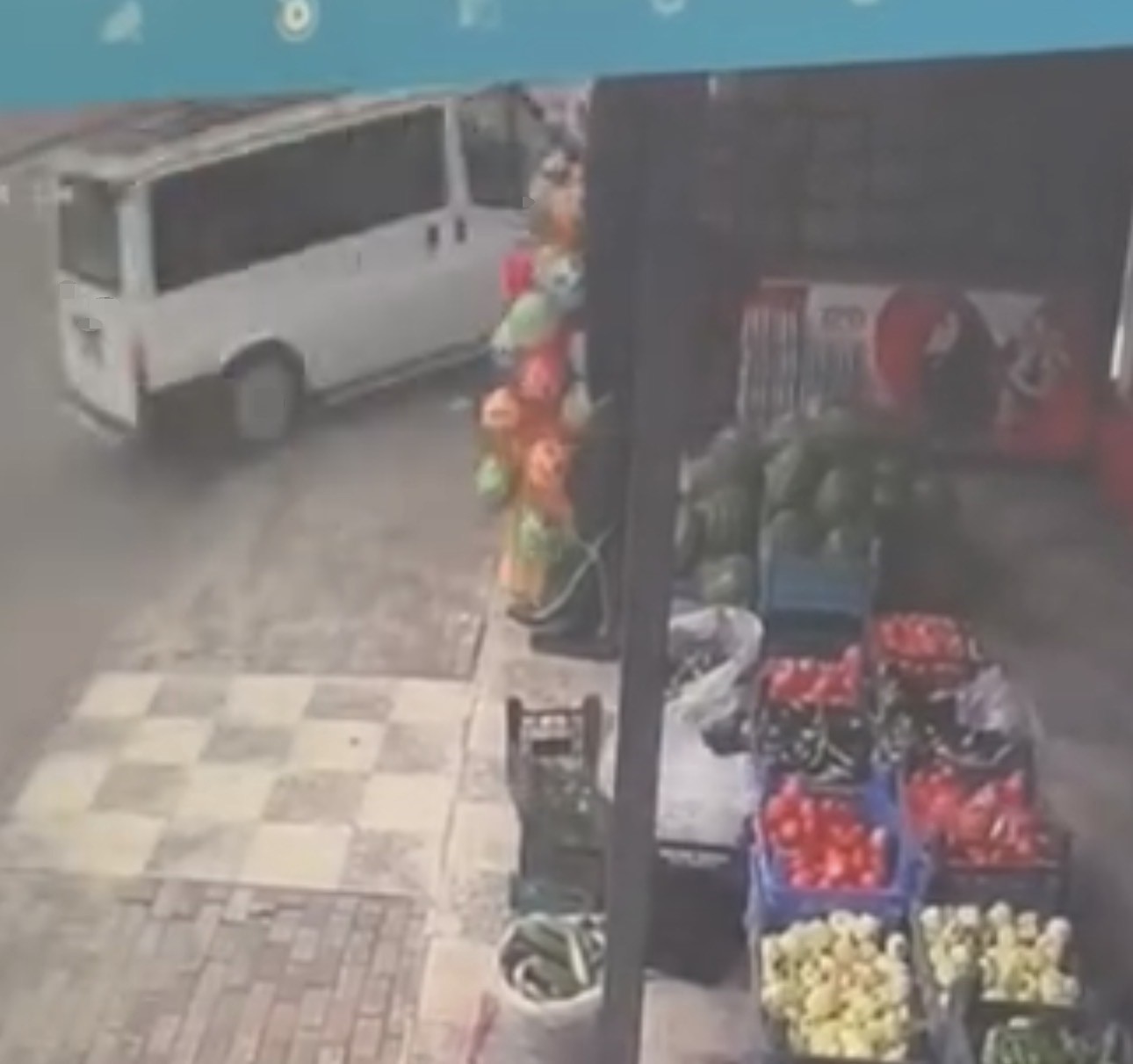 Kontrolden çıkan minibüs evin bahçesine düştü: O anlar kamerada