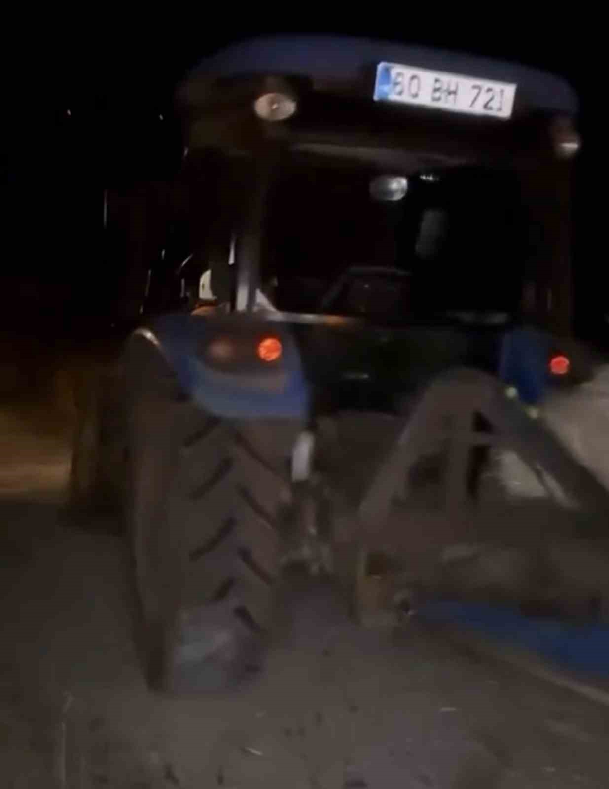 Sürücülerin kazayı fark etmesi için yola saman balyası koyarken otomobil çarptı