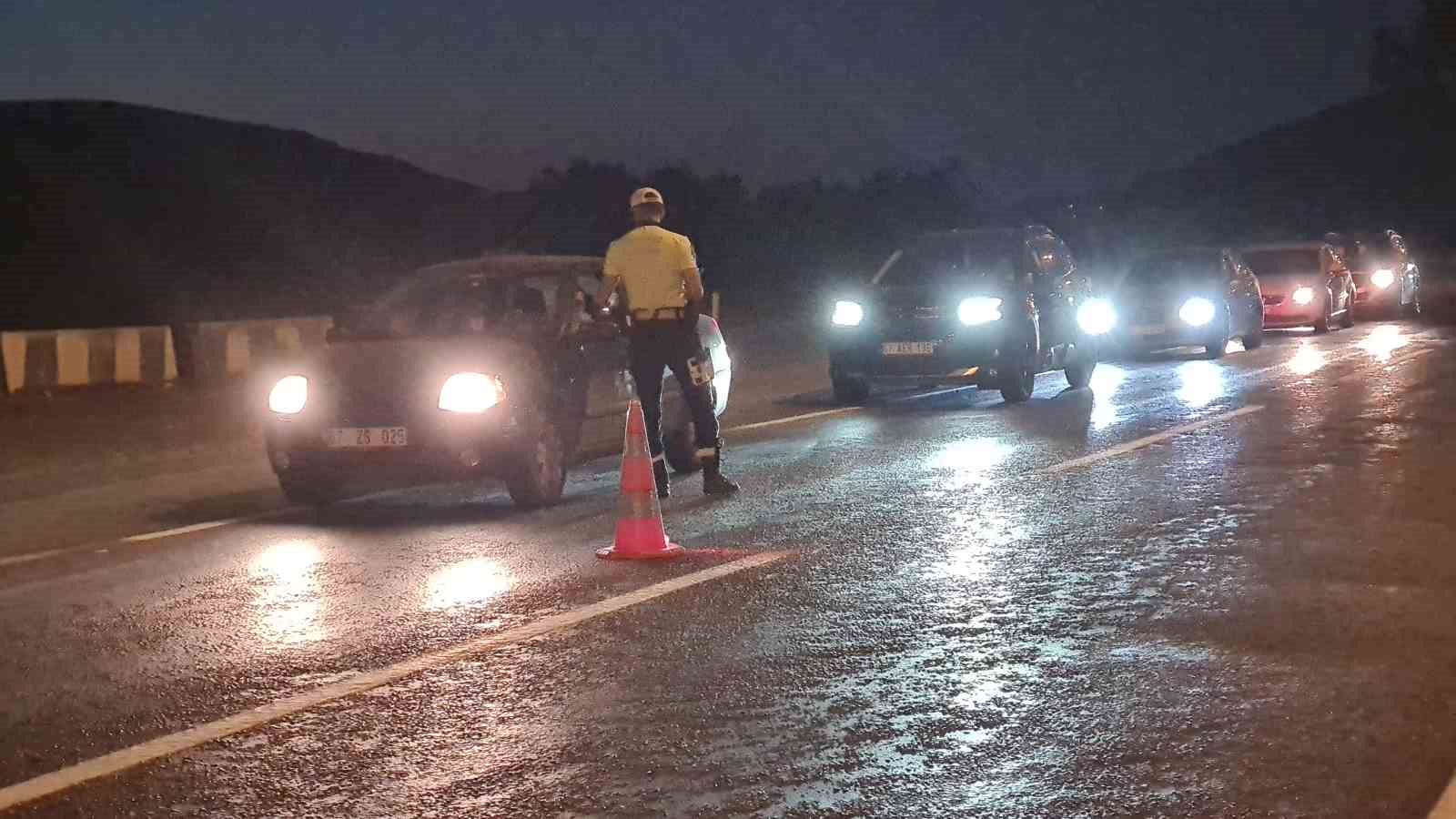Trafik polislerinden gece denetimi