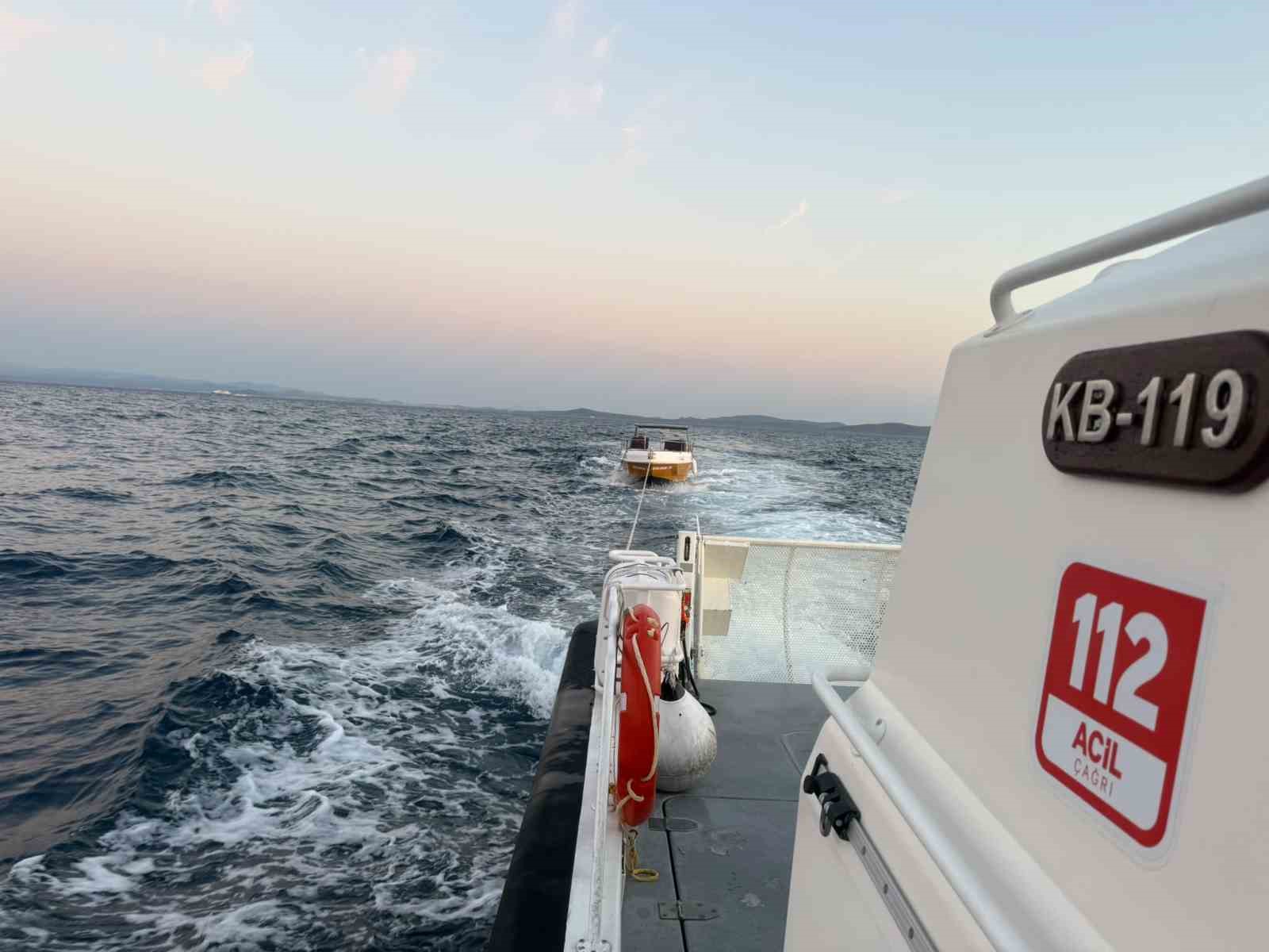 Çanakkale Boğazı’nda içinde 7 kişinin bulunduğu sürüklenen tekne kurtarıldı