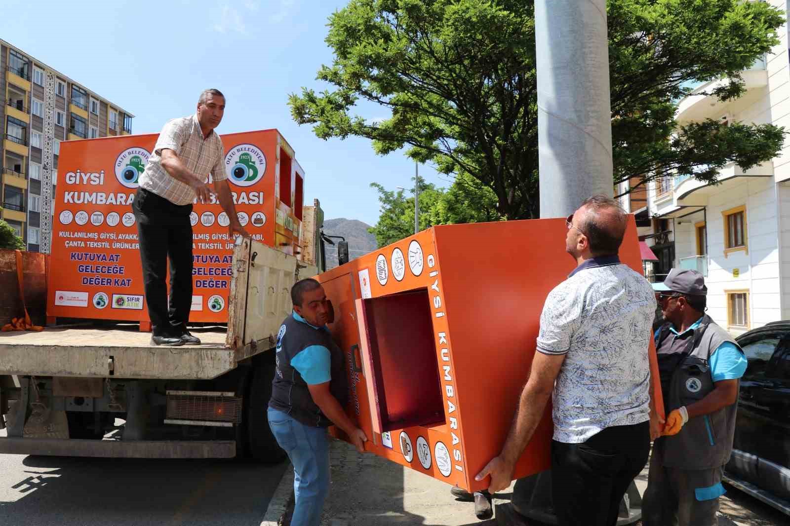 İlçenin dört bir yanına giysi kumbaraları