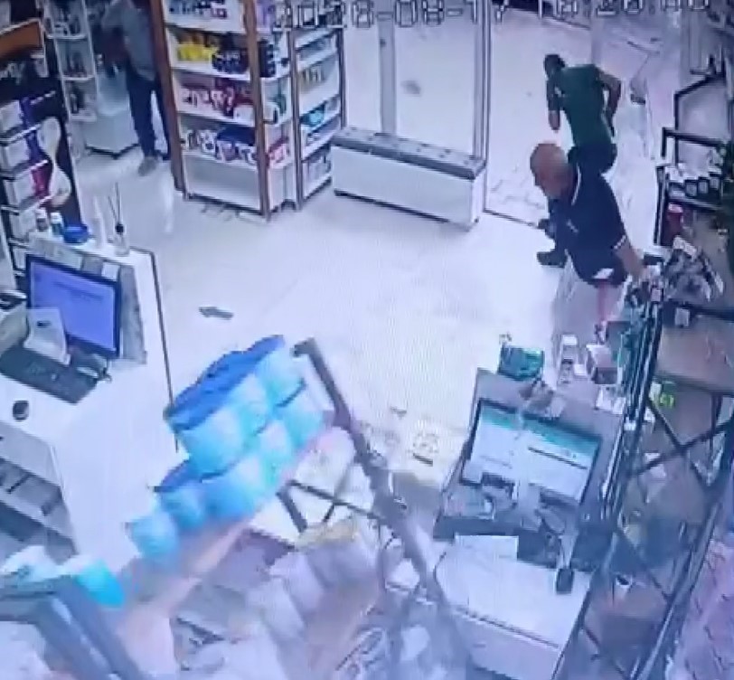 Fırtınada camları patlayan eczanedeki panik anları kameraya yansıdı