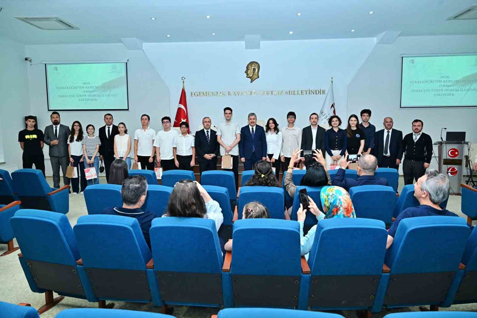 Vali Yılmaz, YKS ve LGS’de tam puan alan öğrencilerle bir araya geldi