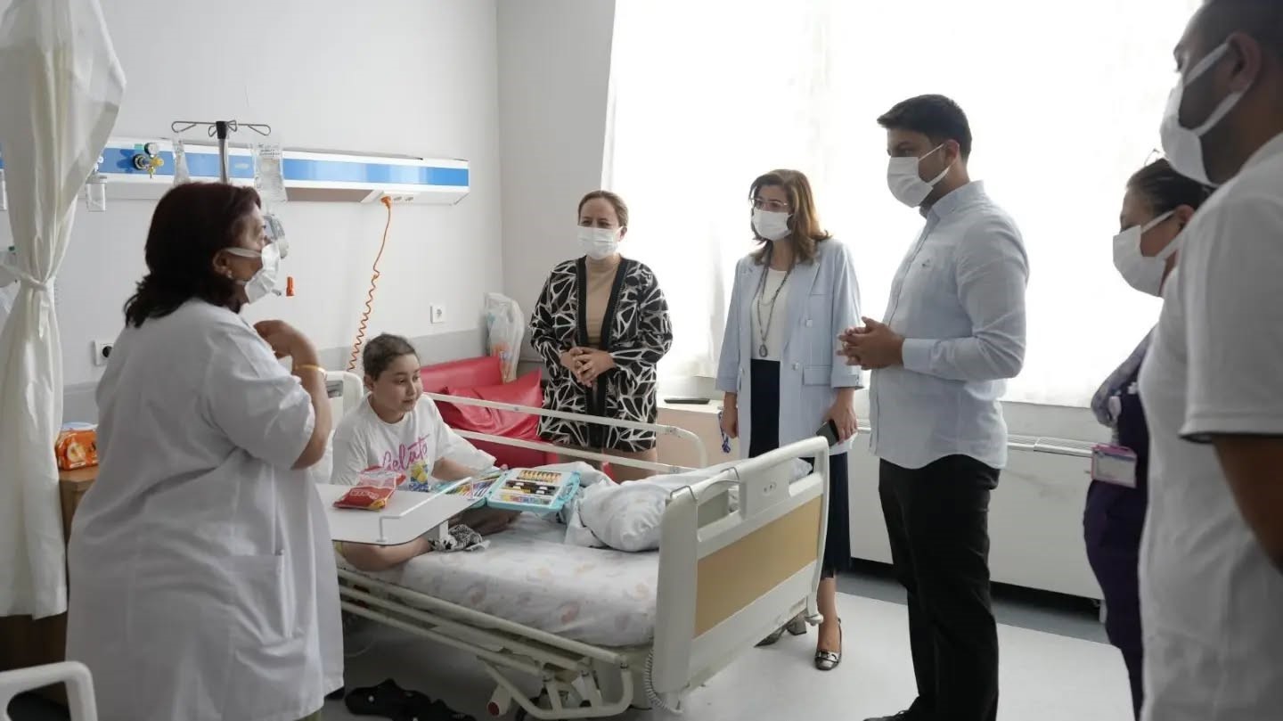 Aydın’da tedavi gören minik hastalara moral oldular