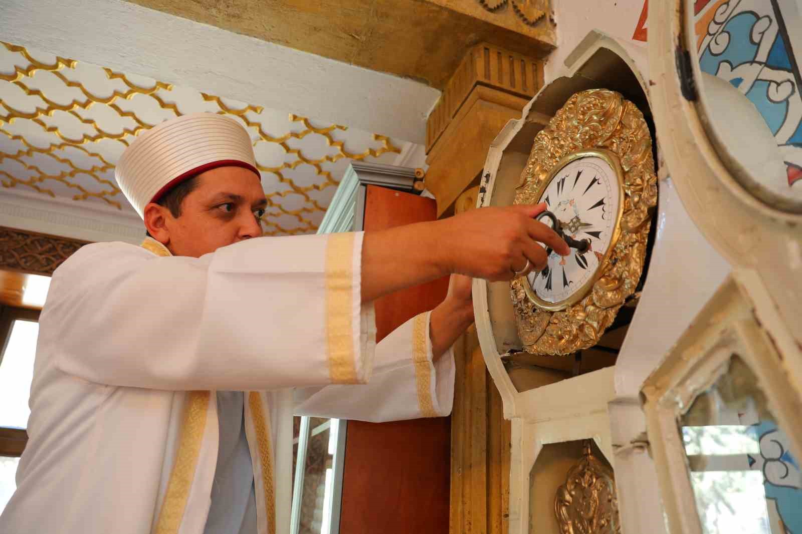 Kahramanmaraş’taki Beyazıtlı Camii’nin duvarındaki tarihi saat zamana tanıklık ediyor