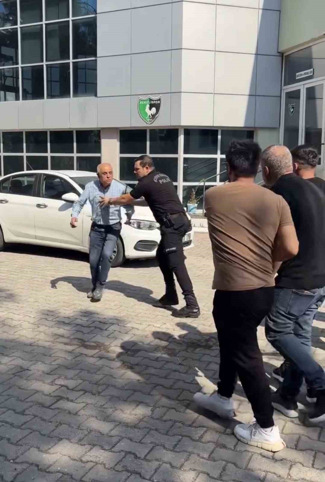 Denizlispor tesislerinde taraftarlar ile başkan arasında gerginlik