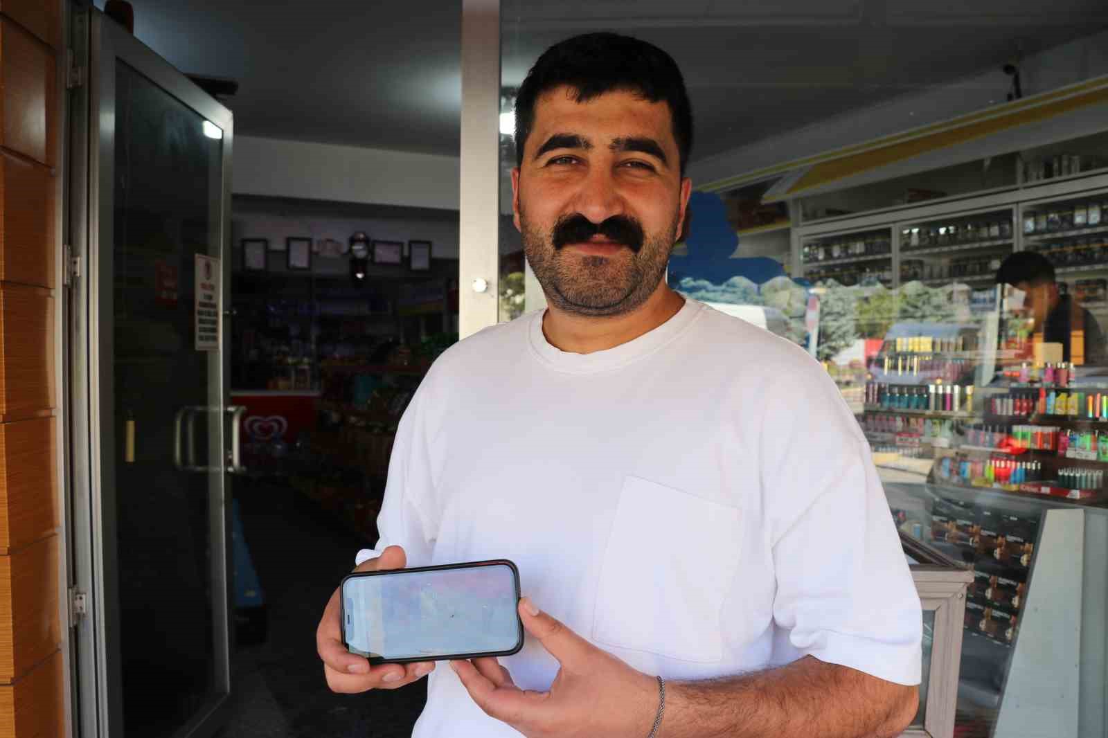 Market arabasını boşalttı, kendi eşyalarını koyup götürdü