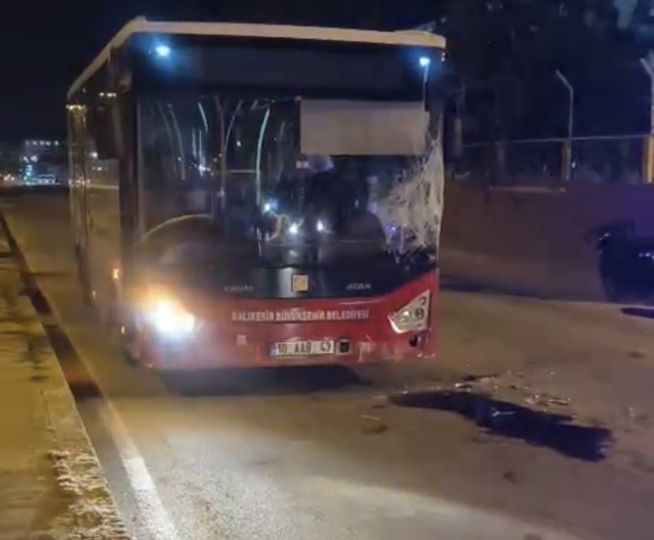 Bandırma’da ters yöndeki otobüs motosikletle çarpıştı: 17 yaşındaki sürücü yaralandı