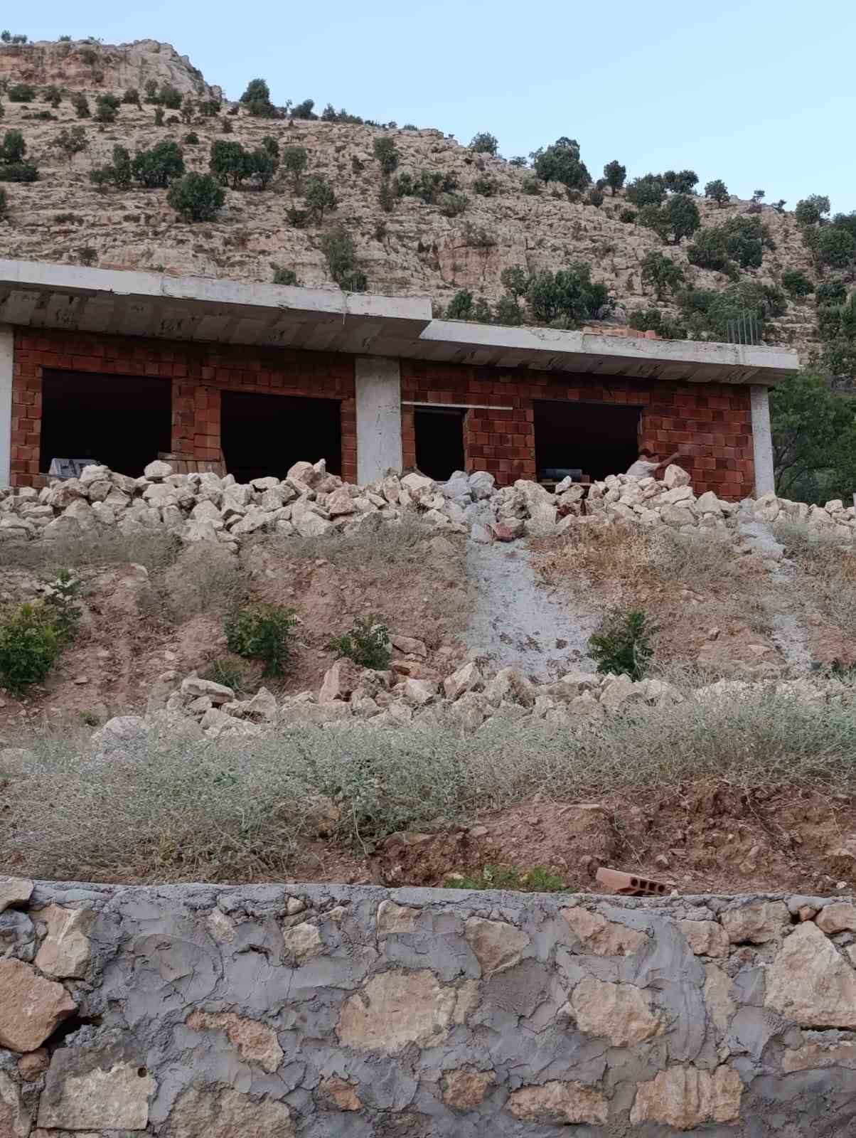 Gercüş’te iskeleden düşen taş ustası ağır yaralandı