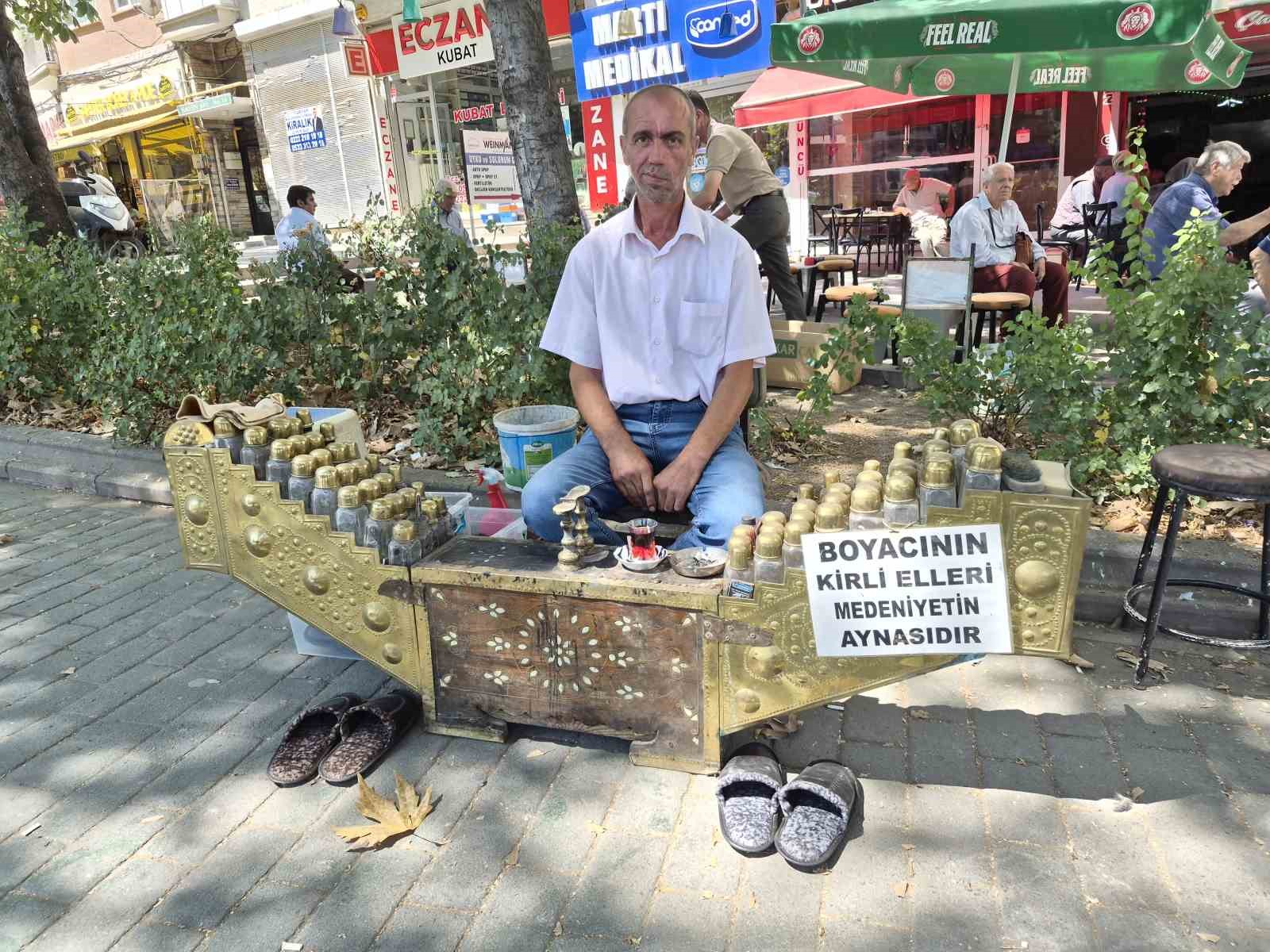 Seyyar ayakkabı boyacısının astığı yazı çevrede dikkat çekiyor