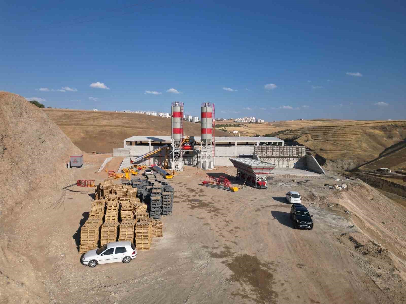 Siirt’in altyapısını güçlendirecek beton santrali ve parke taşı üretim tesisinin kurulumu başladı