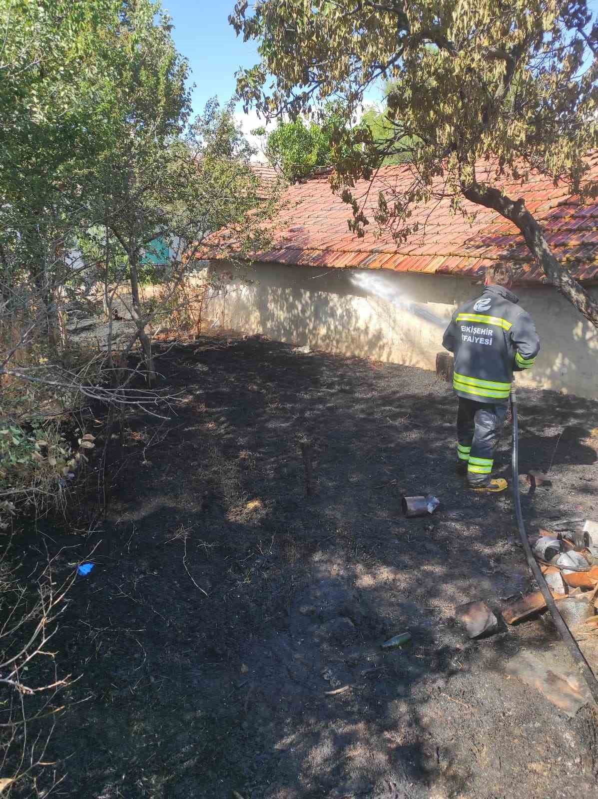Eskişehir’de müstakil evin bahçesinden ahırı sıçrayan yangın büyümeden söndürüldü