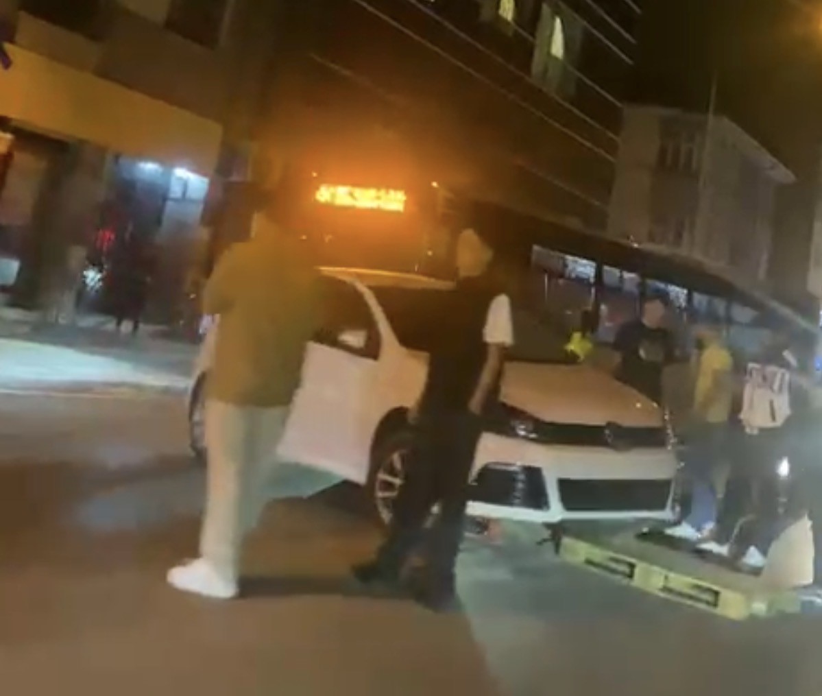 Sürücüsünün kontrolünden çıkan otomobil mantar duba üzerinde askıda kaldı