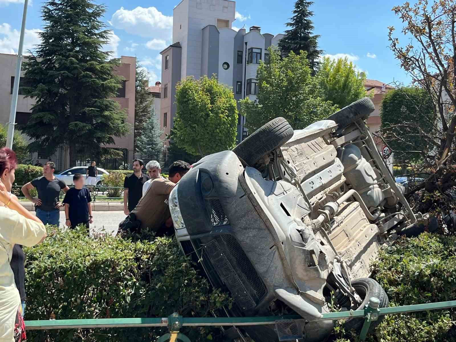 Eskişehir’de araç, çarptığı ağacı devirip takla attı