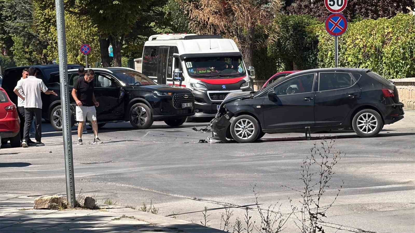 Eskişehir’de meydana gelen kazada iki araç kullanılamaz hale geldi