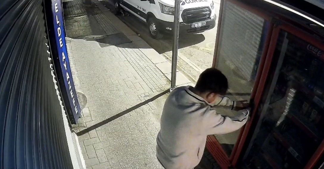 Eskişehir’de 2 çocuk kilitli meşrubat dolabını böyle zorladı