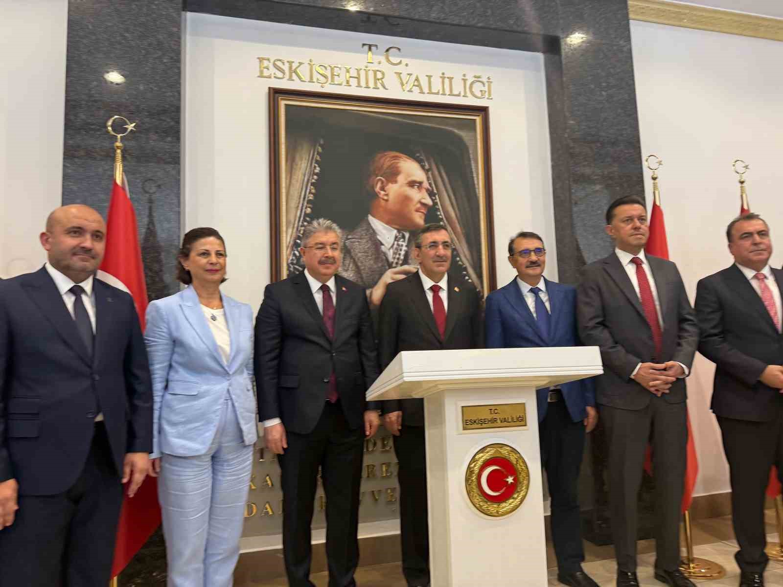 Cumhurbaşkanı Yardımcısı Yılmaz, Eskişehir Valiliğini ziyaret etti