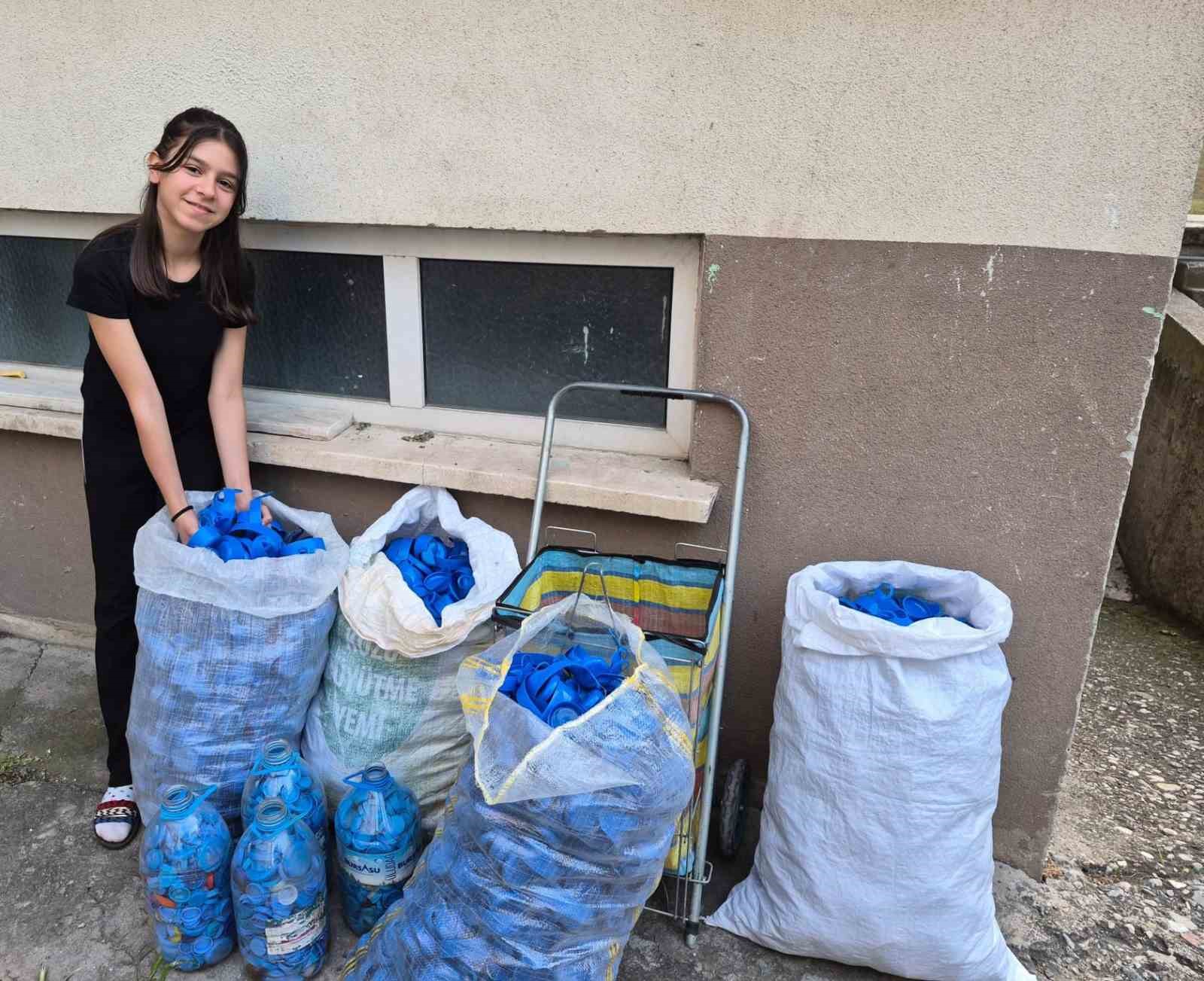 Depremzedelere yardım etmek için 1 ton mavi kapak topladı
