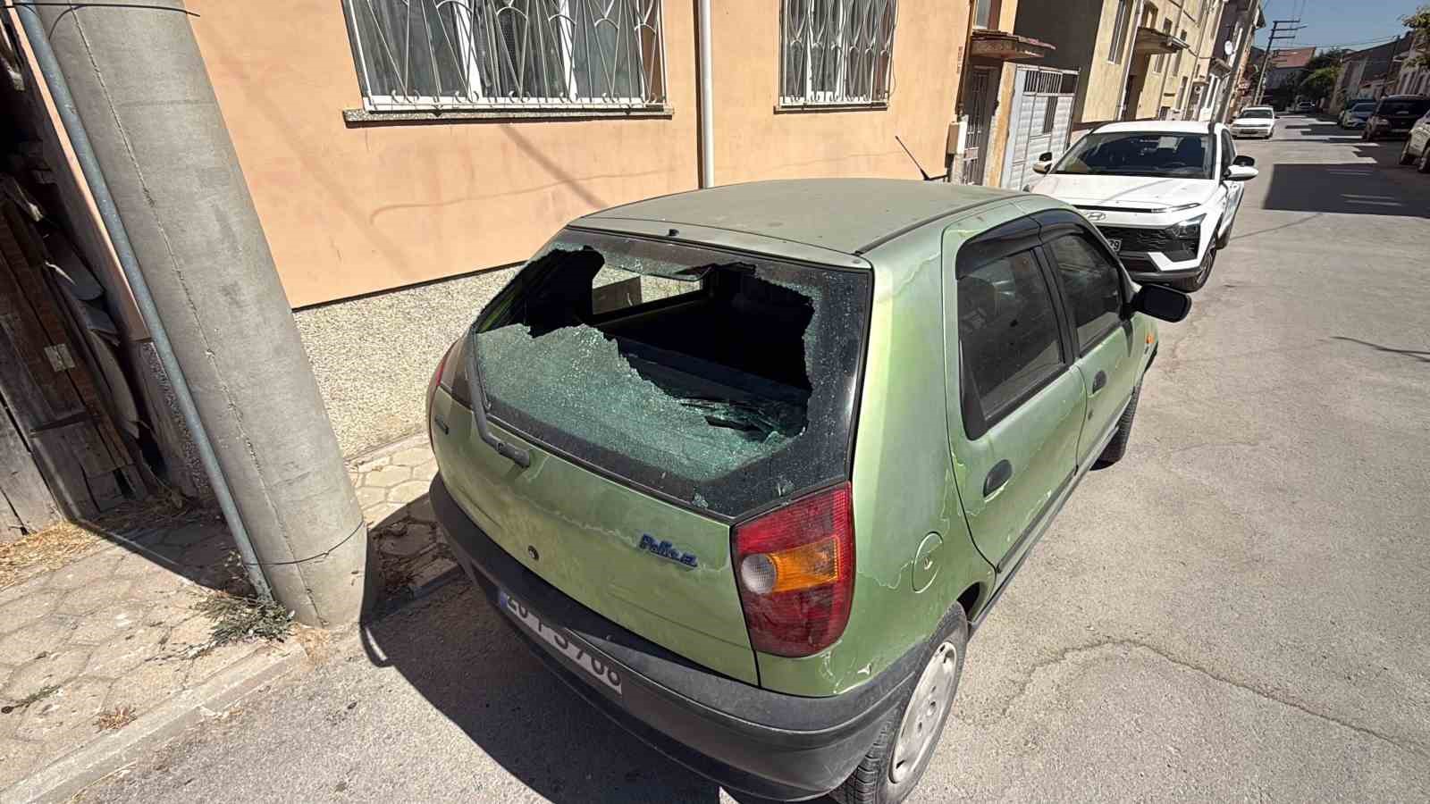 Elektrik direğinden düşen izolatör parçası park halindeki aracının camını kırdı
