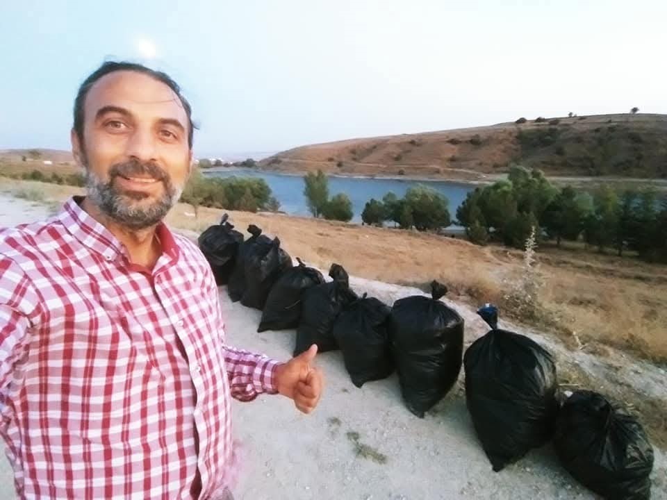 Balık tutmaya geldikleri gölette çöp topladılar