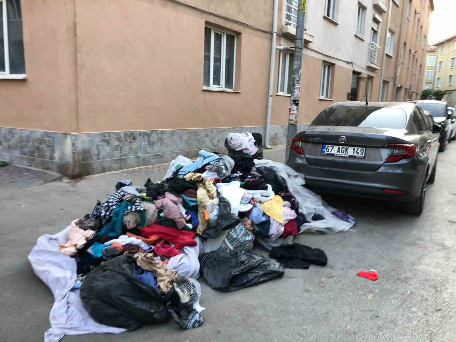Eskişehir’de kaldırımı kapatan kıyafet yığını dikkat çekti