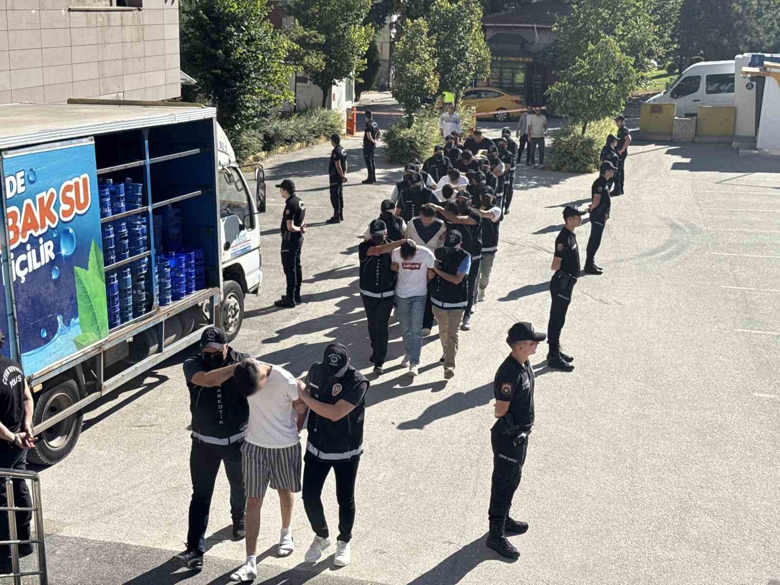 Daireden kaçırılan uyuşturucu sonrasında yapılan operasyonda 147 bin hap ele geçirildi, 9 şüpheli yakalandı