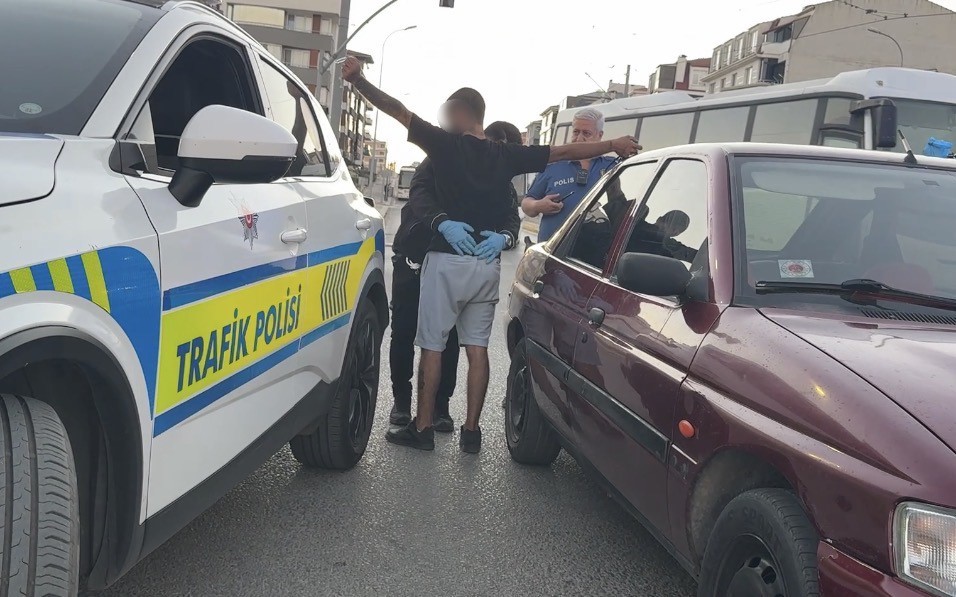 Çalışır haldeki otomobilde uyuyan 2 kişiyi polis güçlükle uyandırdı, araçta 13 sentetik hap ele geçirildi