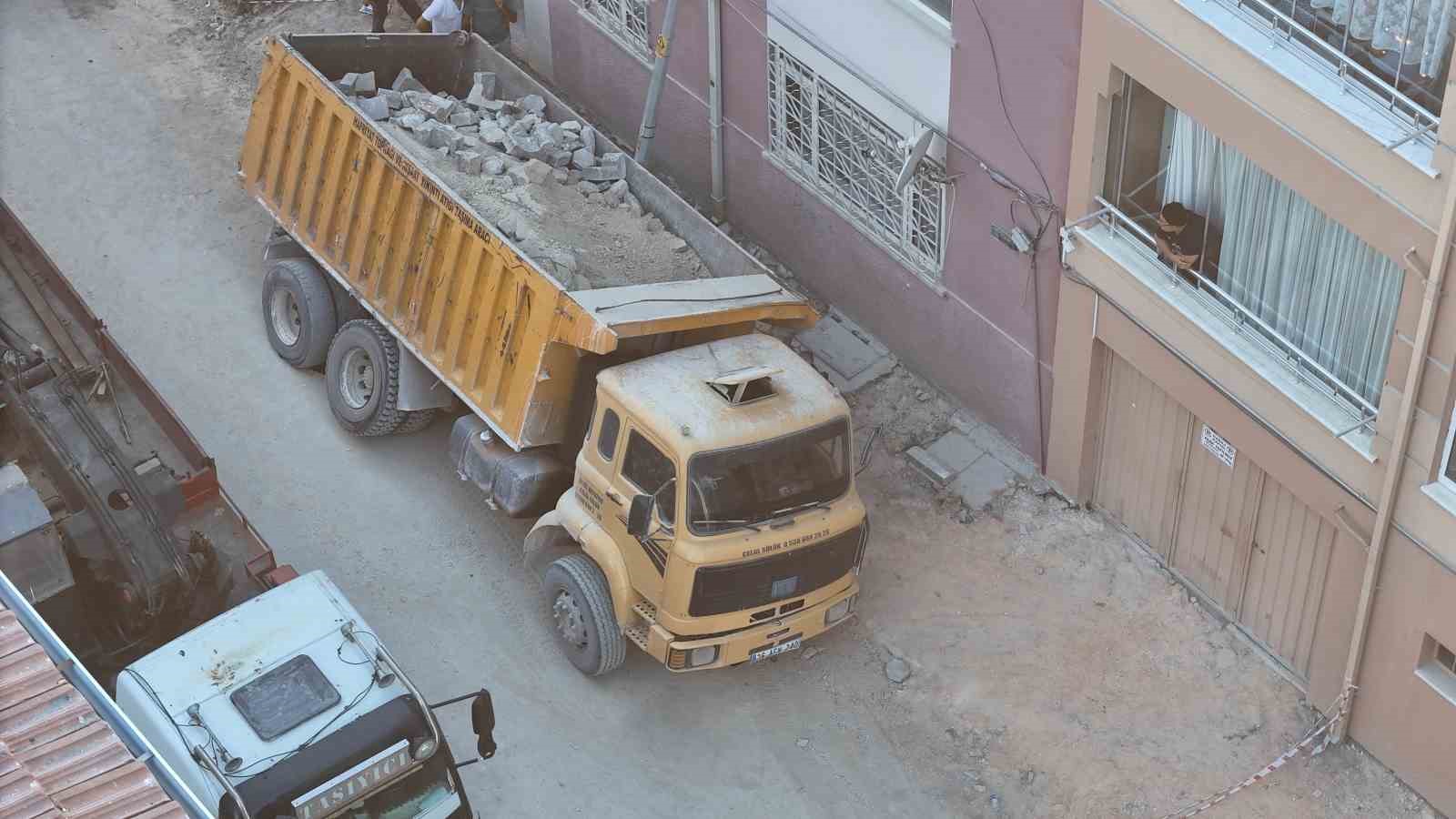 Eskişehir’de yol çöktü, belediyeye ait kamyon çukura düştü