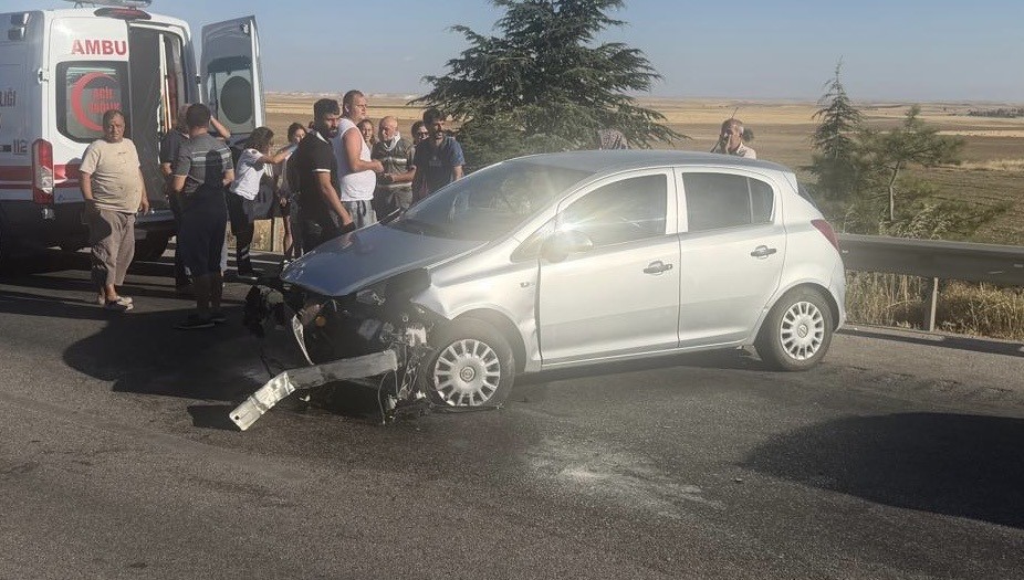 Lastiği patlayan araç bariyerlere girdi: 1’i çocuk 3 yaralı