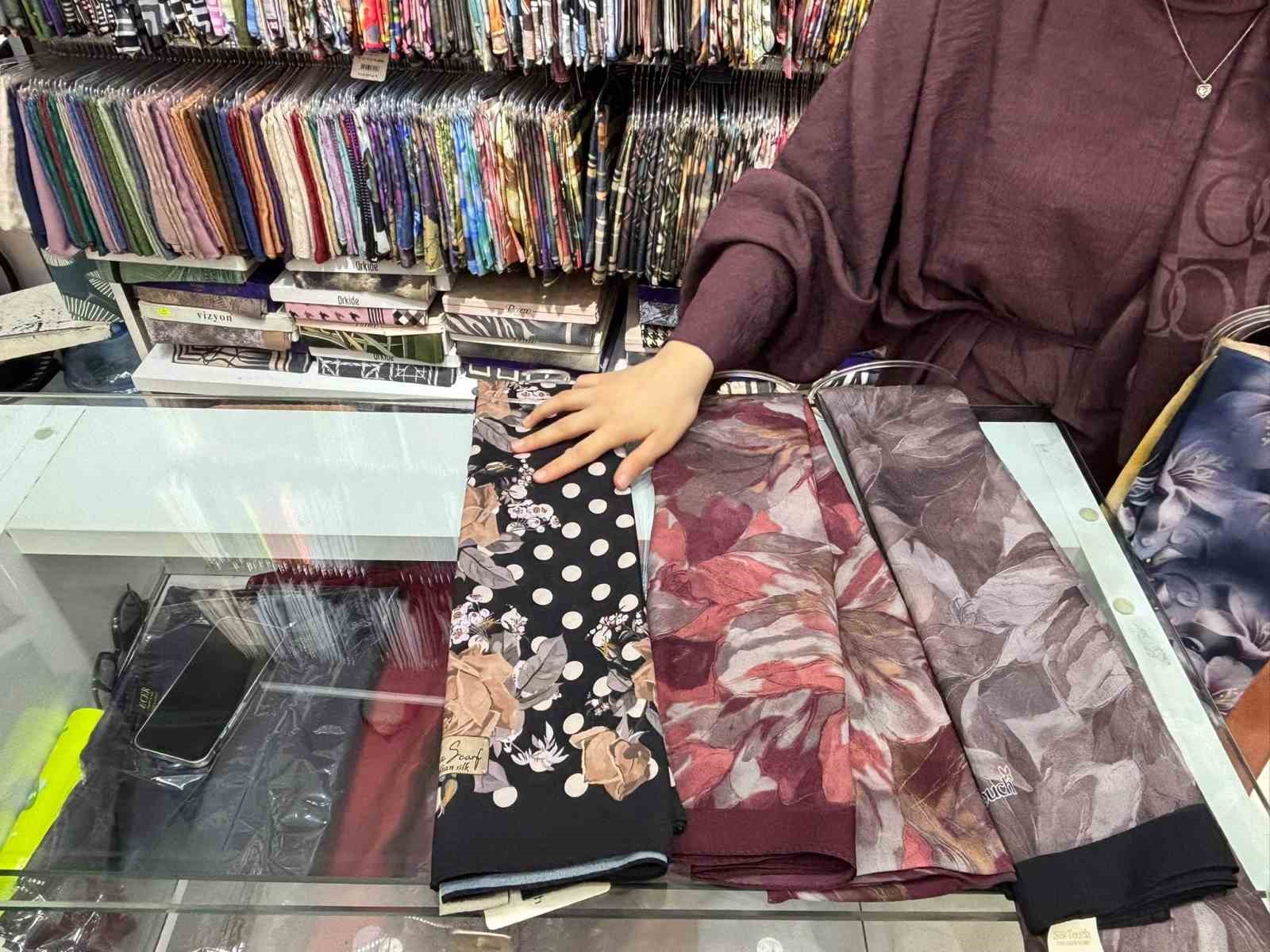 Yaz sıcaklarında şal ve eşarp seçiminde ince kumaşlar ve açık tonlar revaçta