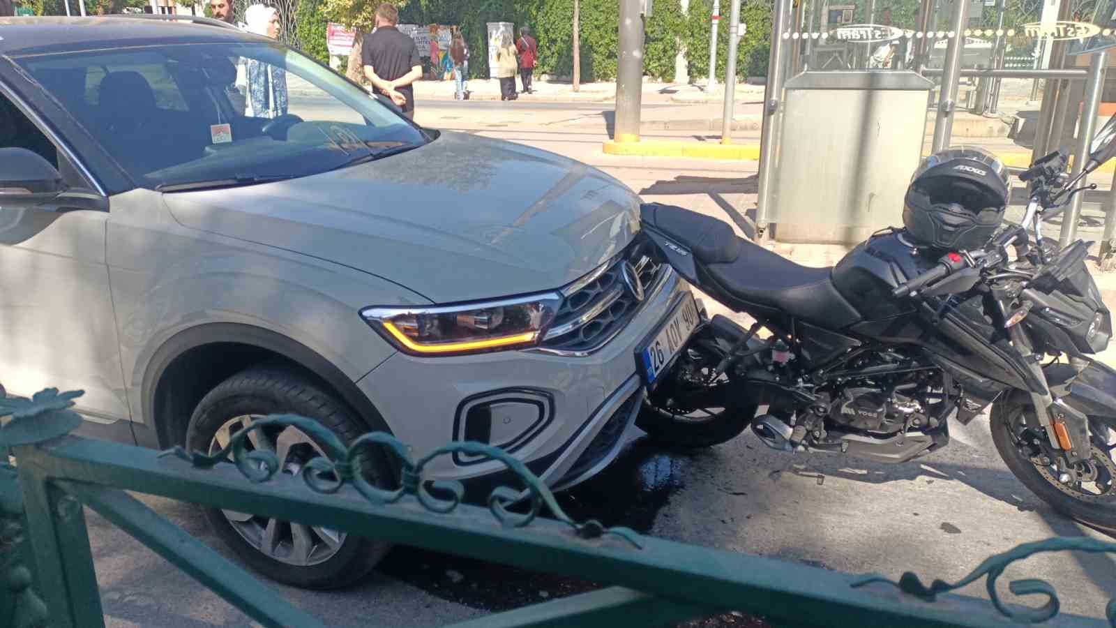 Yayalara yol veren motosikletliye otomobil çarptı