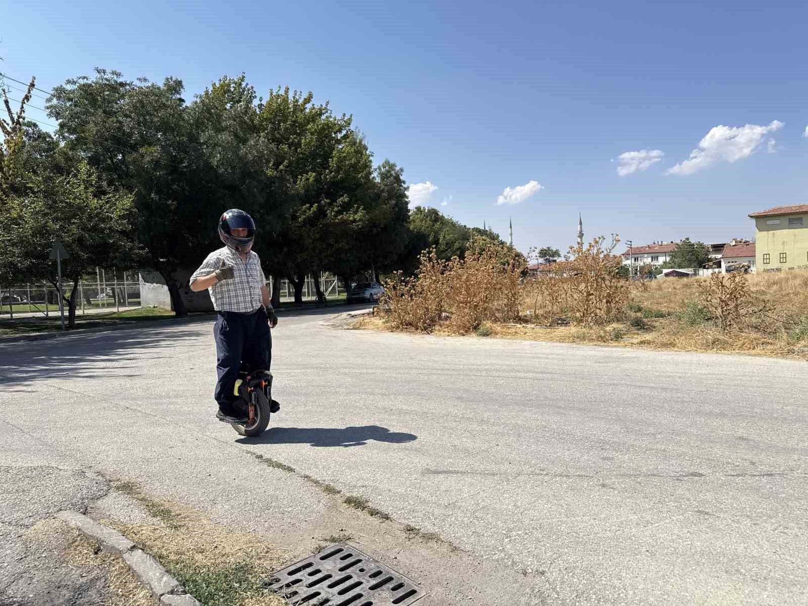 ’Tek teker’ üzerinde 4 bin kilometre gezen 60’lık delikanlıyı görenler şaşırıyor