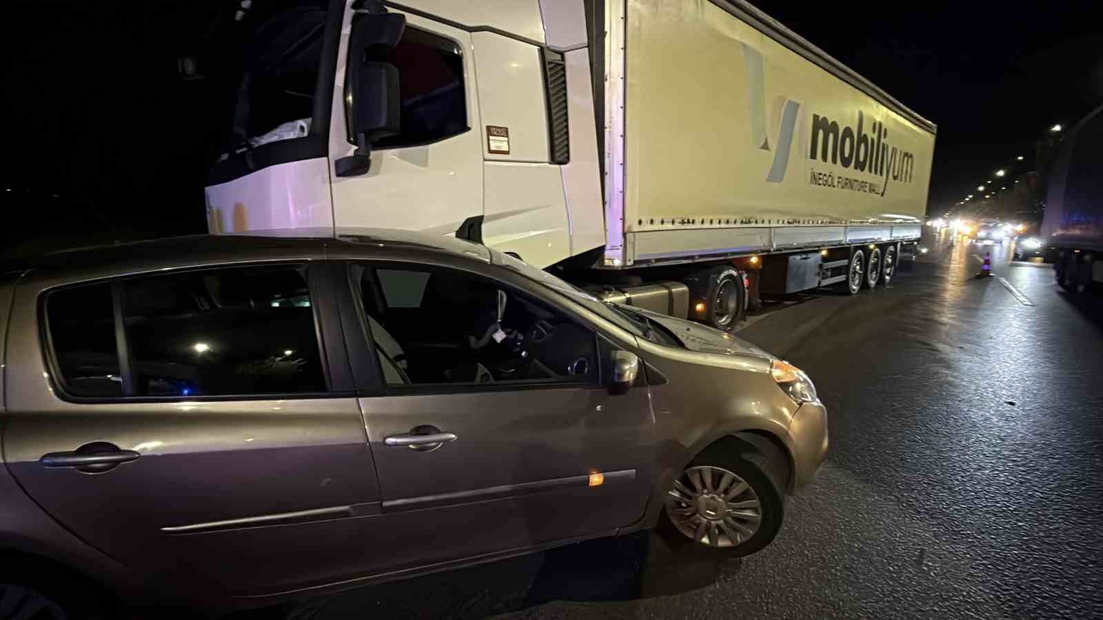 Tırın otomobile çarpmasıyla maddi hasarlı kaza meydana geldi