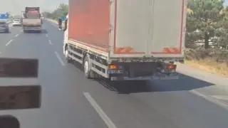 Karayolundaki otluk alanda çıkan yangın ormana sıçramadan söndürüldü