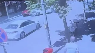 Eskişehir’de U dönüşü yapan otomobile başka bir otomobilin çarpma anı kamerada