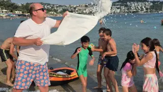 Sıcaktan kavrulan Bodrum’da sahile 2 ton buz döküldü