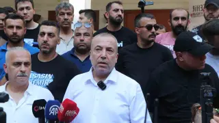 Adana Demirspor taraftarı bariyeri yıkıp belediyeye girmeye çalıştı