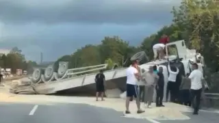 Anadolu Otoyolu’nda kum yüklü tır devrildi