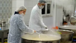 Muratpaşa’da ihtiyaç sahiplerine her gün sıcak yemek