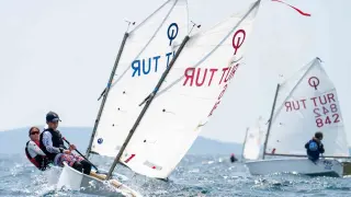 14. Tayk-Eker Olympos Regatta’da genç yelkenciler rüzgarla mücadele ediyor