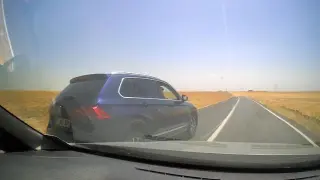 Haber takibi yapan İHA muhabirini taciz edip kazaya sürüklediler: O anlar araç kamerasına yansıdı