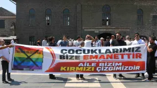 Van İnsan Hakları Derneği’nin LGBT bayrağı açmasına Diyarbakır’dan tepki