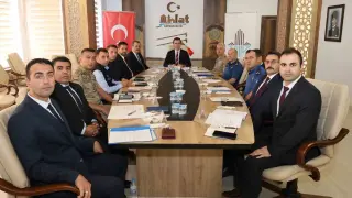 Bitlis’te Ahlat Şenlikleri öncesi güvenlik ve asayiş toplantısı düzenlendi