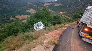 Osmaniye’de yağış nedeniyle yoldan çıkan araç uçuruma düşmekten son anda kurtuldu
