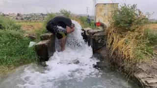 Kavurucu sıcakta elbisesini bile çıkarmadan buz gibi sondaj suyunda serinledi