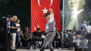 Üstat ve genç efeler ’Zeybek Ateşi’ni yaktı