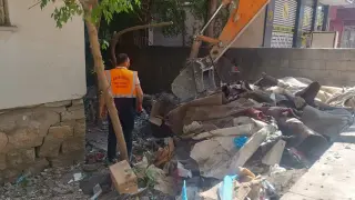 Siirt’te bir evden 2 kamyon çöp çıkarıldı