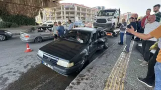 Kavşakta otomobil ile kamyonet çarpıştı: 1 yaralı